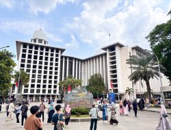 Pengunjung Padati Masjid Istiqlal di Hari Minggu, 4 Mei 2025
