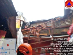 Atap Rumah di Matraman Ambruk, Seorang Warga Alami Luka Ringan