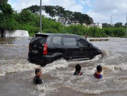 Jakarta Utara Terendam Banjir, Lalu Lintas di Depan Balai Samudera Kelapa Gading Diatur Ulang
