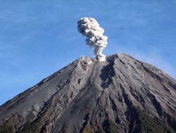 Gunung Semeru Kembali Erupsi, Awan Panas Guguran Meluncur Sekitar 5 Km
