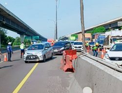 Petugas Berlakukan Contraflow untuk Urai Kepadatan di Tol Jakarta–Cikampek