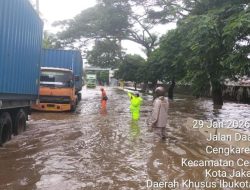 Solidaritas di Tengah Banjir dan Macet Daan Mogot
