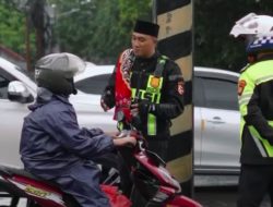 Polisi Cegah Pemotor Lawan Arah di Lebak Bulus
