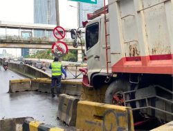 Satu Jam Tak Bergerak: Truk Mogok di Flyover Casablanca Picu Kemacetan Parah Selasa Pagi