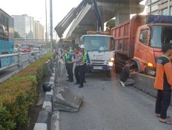 Truk Pengangkut Sampah Hantam Pembatas Busway di Jalan MT Haryono, Diduga Karena Sopir Mengantuk