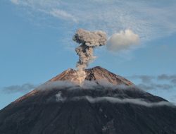 Semeru Erupsi Lagi, Kolom Abu Capai 900 Meter di Atas Puncak