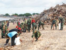 Gotong Royong Massal Bersihkan Pantai Kuta