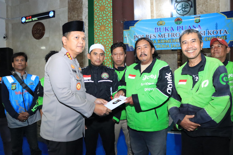 Polres Metro Bekasi dengan OJOL