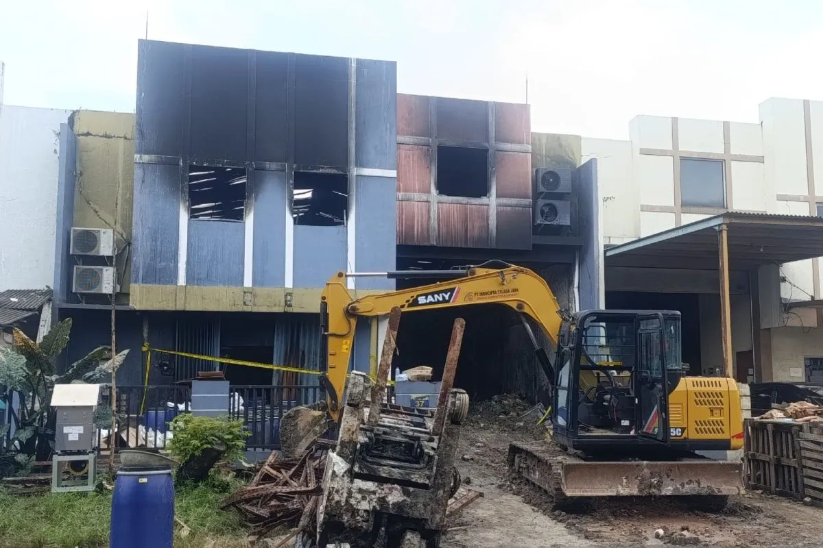 KEBAKARAN GUDANG BANTEN MEMICU LIMBAH SUNGAI CISADANE