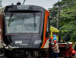 Kereta Bandara Soetta Tabrak Truk di Poris