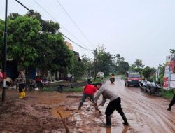 Banjir Tinggalkan Ribuan Ton Sampah di Pantai Jepara