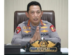 Prabowo Berikan Listyo Sigit Terima Bintang Mahaputera