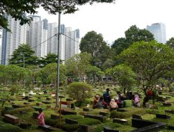 Peziarah Padati TPU Karet Bivak Jelang Ramadan