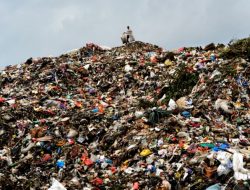 Warga Solo Protes Bau Menyengat dari TPA Putri Cempo