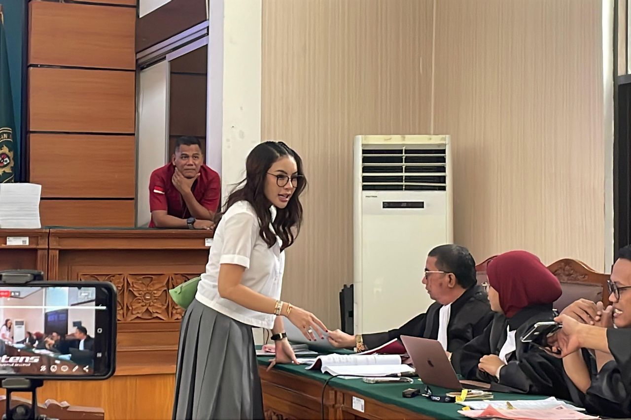 Nikita Mirzani di ruang sidang