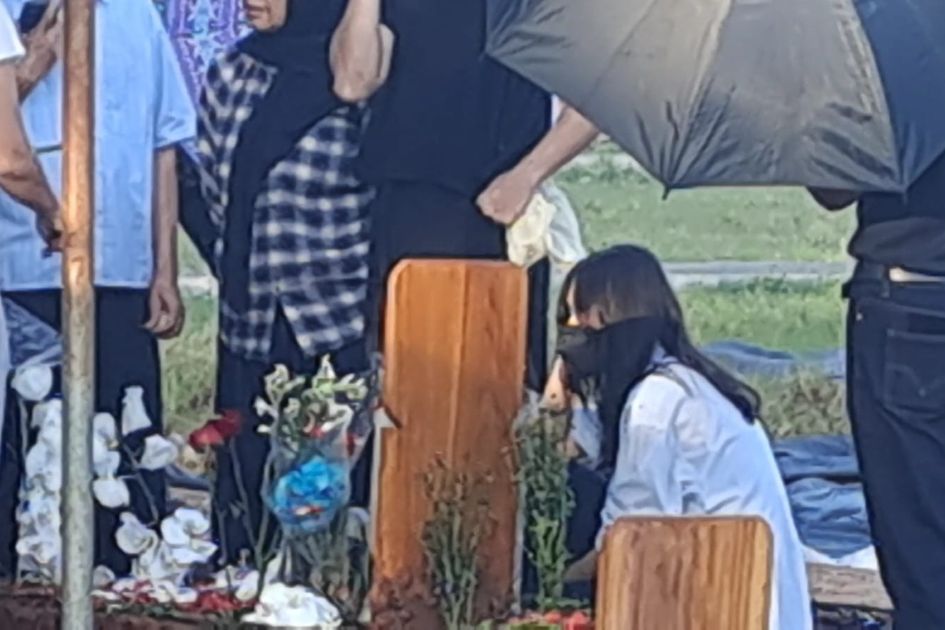 sheila dara di makam suami