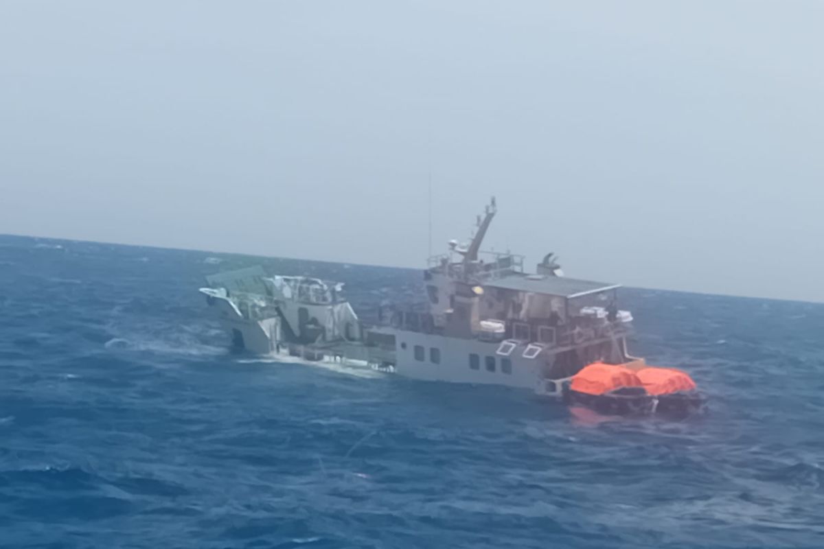 KM Gandha Nusantara 17 mengalami mati mesin di perairan pulau Batang Dua Ternate, pada Minggu (15/3/2026)
