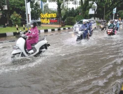 Hujan Deras Rendam Jalan Soekarno-Hatta Malang