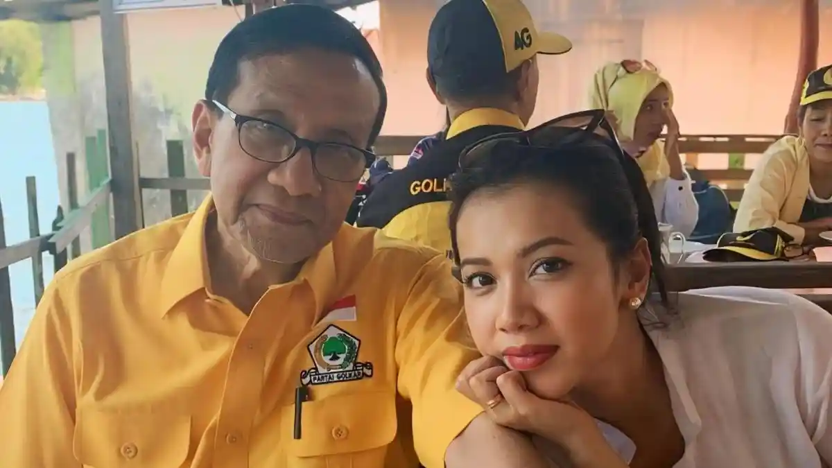 Karmia Krissanty saat bersama Akbar Tandjung