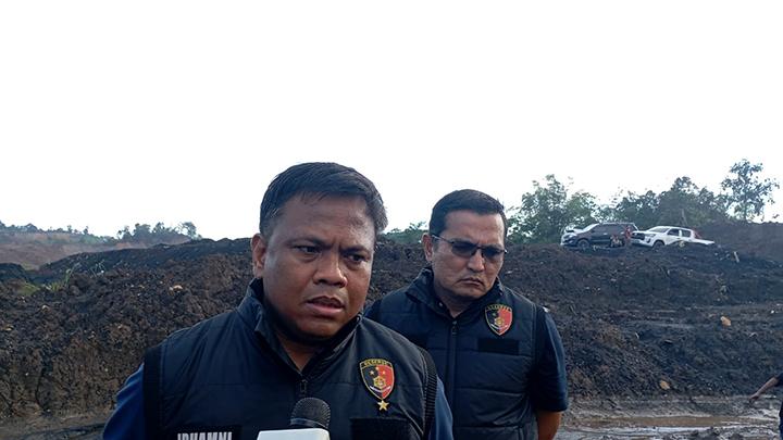 Direktur Tindak Pidana Tertentu Bareskrim Polri Brigadir Jenderal Mohamad Irhamni (kiri) saat mengunjungi lokasi tambang ilegal di kawasan sekitar Ibu Kota Nusantara (IKN), 8 November 2025. Tempo/Vedro Imanuel
