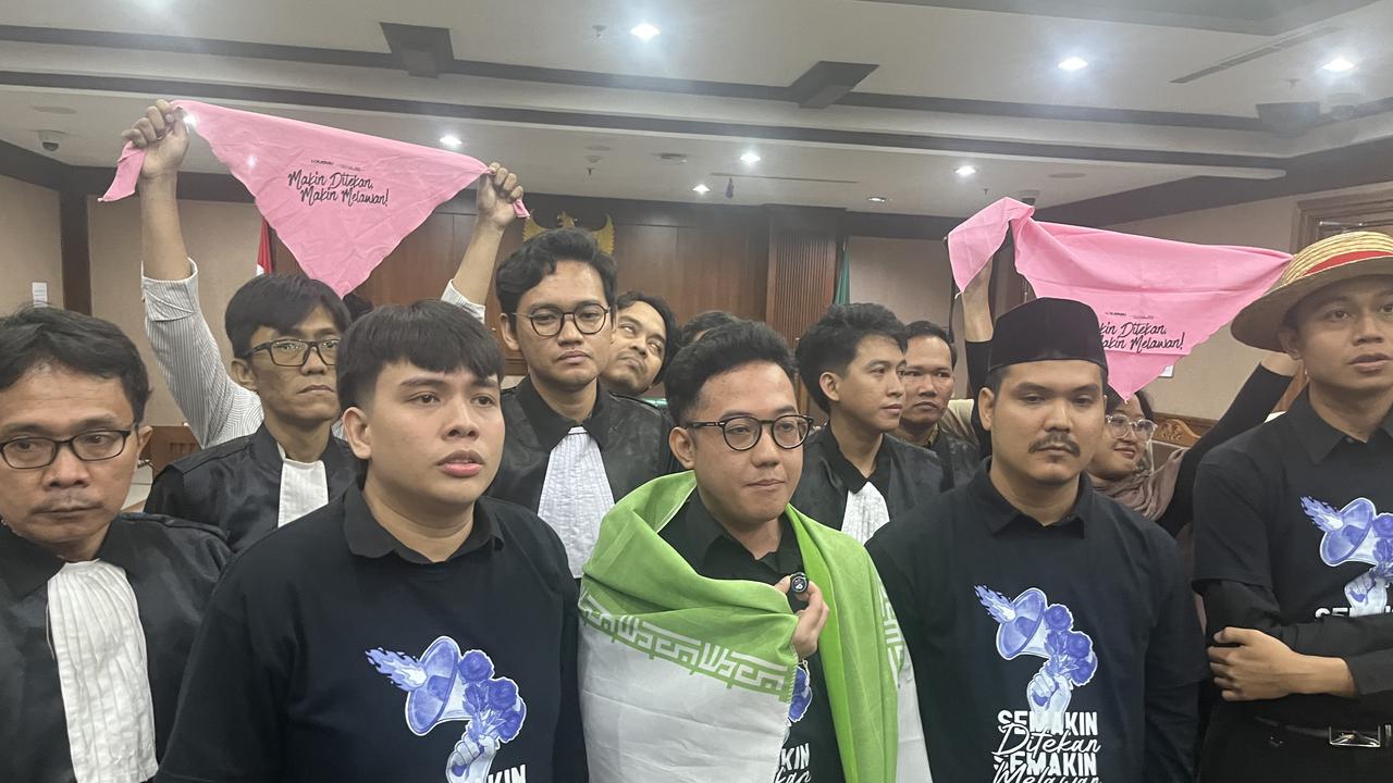 Direktur Eksekutif Lokataru Foundation, Delpedro Marhein menyampaikan pernyataan usai dirinya divonis bebas dalam perkara dugaan penghasutan yang berkaitan dengan demonstrasi pada akhir Agustus 2025. (Liputan6/M Radityo Priyasmoro)