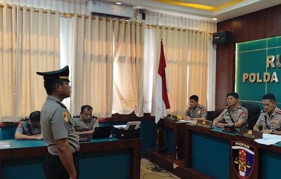 Mantan Kasat Narkoba Toraja Utara, AKP Arifandi ajukan banding setelah dipecat karena menerima uang dari bandar sabu. (CNN Indonesia/Ilham)