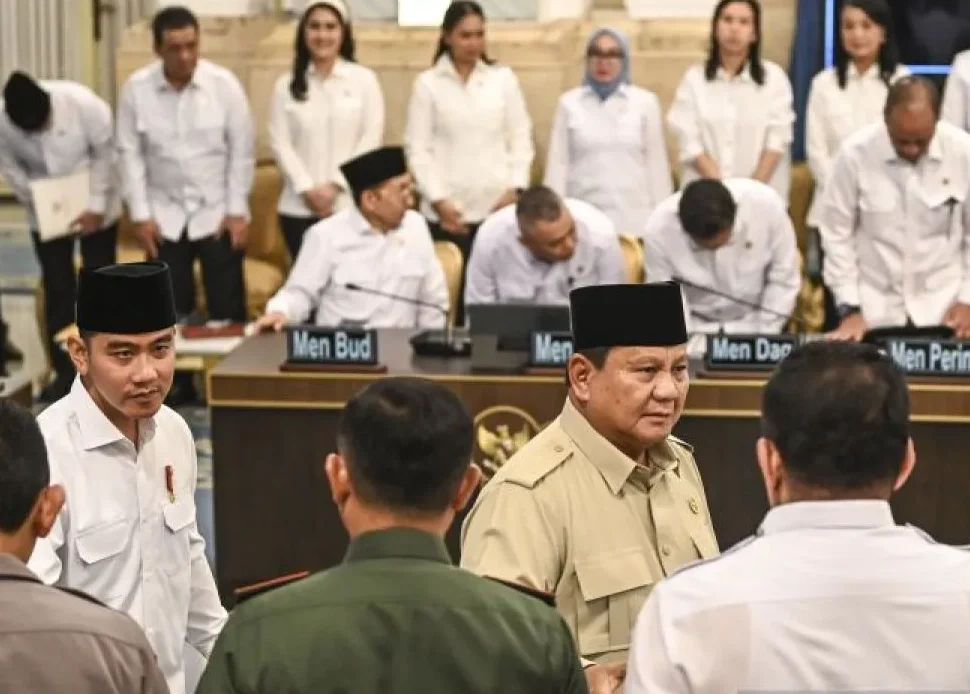 pemerintah, Presiden Prabowo Subianto (tengah) berjalan di ruangan untuk memimpin Sidang Kabinet Paripurna terkait kondisi perang di timur tengah dan kesiapan pemerintah hadapi Idul Fitri 1447 Hijriah di Istana Negara, Jakarta, Jumat (13/3/2026). ANTARA FOTO/Galih Pradipta/nym