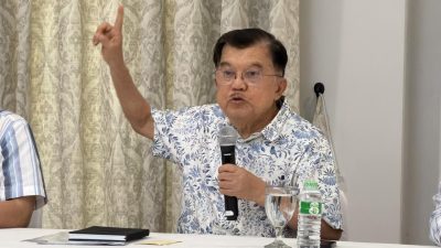 Wapres ke-10 dan ke-12 RI Jusuf Kalla (JK) saat konferensi pers di kediaman pribadinya, Jalan Brawijaya IV Jakarta Selatan, Sabtu (18/4/2026). (Liputan6.com/Lizsa Egeham)
