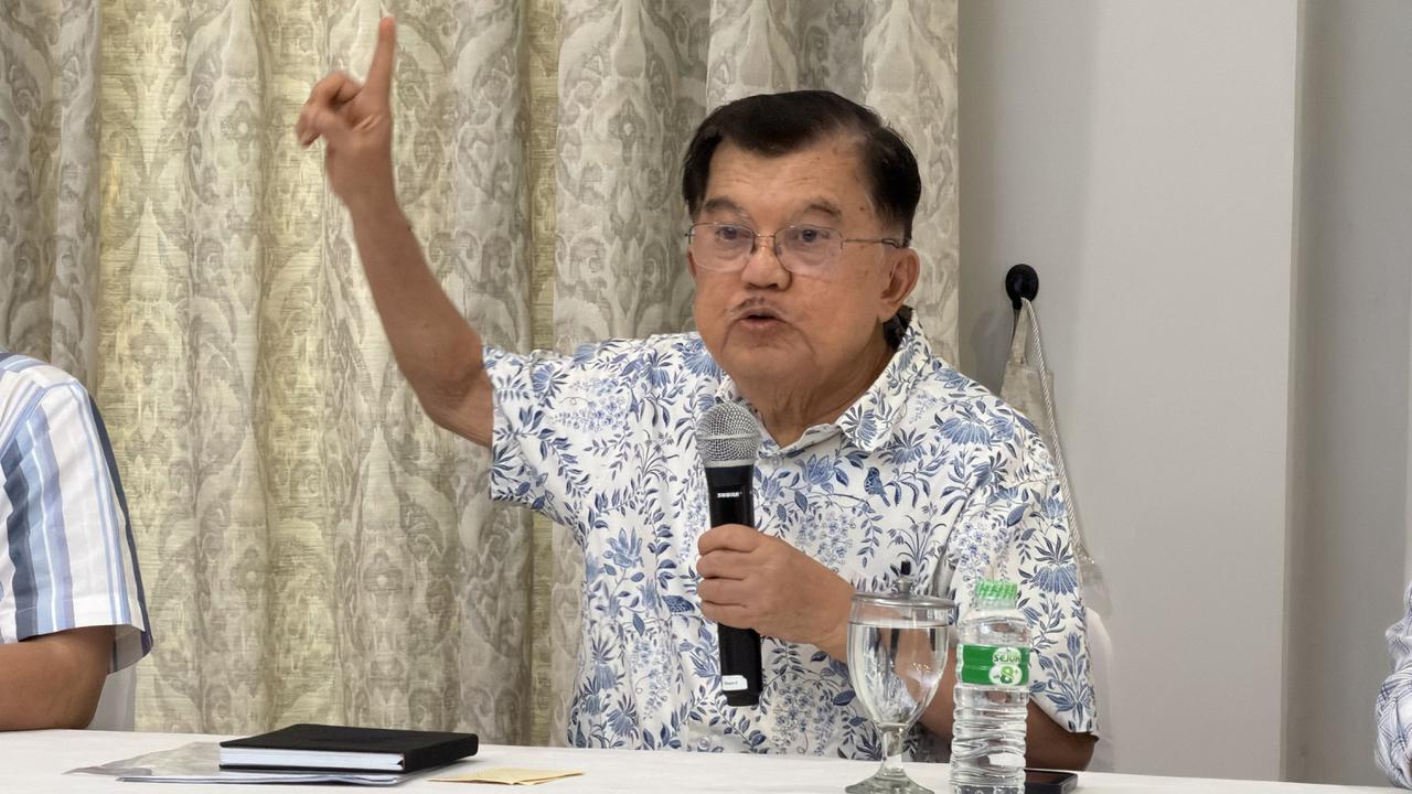 Wapres ke-10 dan ke-12 RI Jusuf Kalla (JK) saat konferensi pers di kediaman pribadinya, Jalan Brawijaya IV Jakarta Selatan, Sabtu (18/4/2026). (Liputan6.com/Lizsa Egeham)