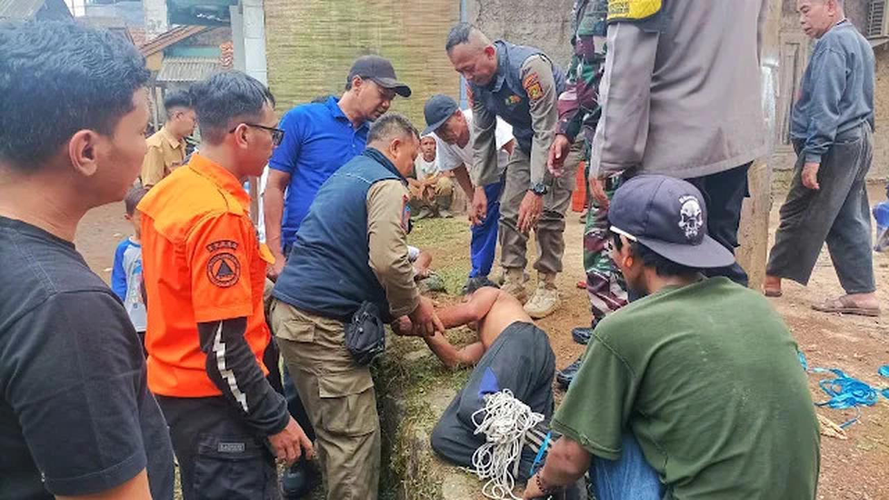 Seorang pria yang diduga mengalami gangguan jiwa alias ODGJ, nekat membacok tetangganya sendiri menggunakan sebilah golok. (Liputan6.com/Fira Syahrin)