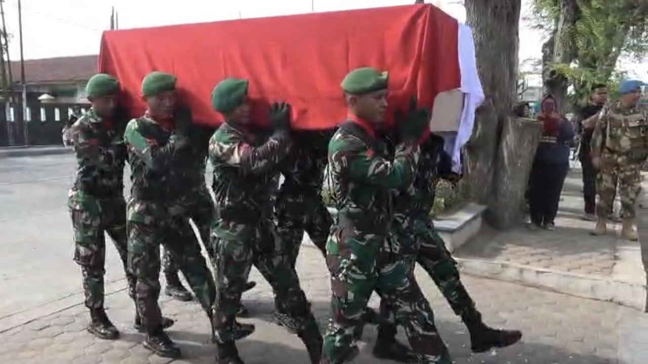 Kepulangan Praka Rico Pramudia kali ini bukan untuk melepas rindu keluarga, melainkan untuk peristirahatan terakhir. (Liputan6.com/Reza Efendi)