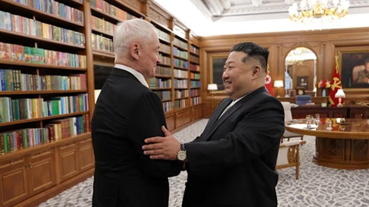 Pemimpin Korea Utara Kim Jong Un (kanan) menyambut Menteri Pertahanan Rusia Andrey Belousov dalam sebuah pertemuan di kantor Komite Sentral Partai Buruh Korea di Pyongyang pada 26 April 2026. (Dok. AFP)