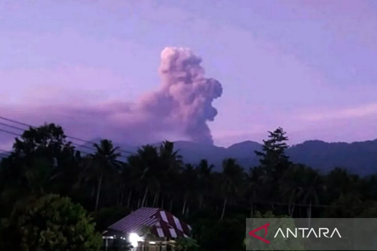 Erupsi gunung Dukono di Halmahera Utara, Maluku Utara memuntahkan abu vulkanik setinggi 1.400 meter di atas puncak, Senin (20/4/2026). ANTARA/HO-Badan Geologi/am.
