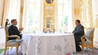 Presiden Prabowo Subianto (kanan) dan Presiden Prancis Emmanuel Macron dalam pertemuan di Istana Elysee, Paris, Prancis, Selasa (14/4/2026). ANTARA/HO-BPMI Sekretariat Presiden/aa.
