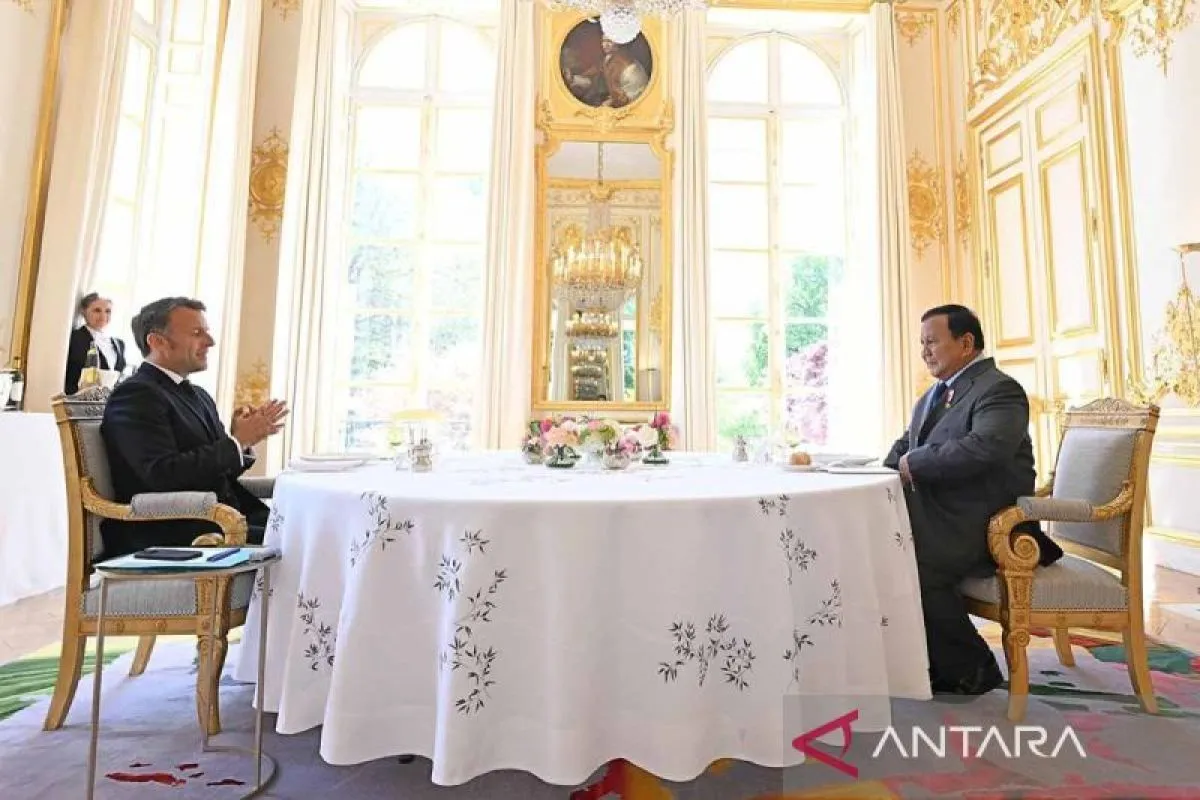 Presiden Prabowo Subianto (kanan) dan Presiden Prancis Emmanuel Macron dalam pertemuan di Istana Elysee, Paris, Prancis, Selasa (14/4/2026). ANTARA/HO-BPMI Sekretariat Presiden/aa.