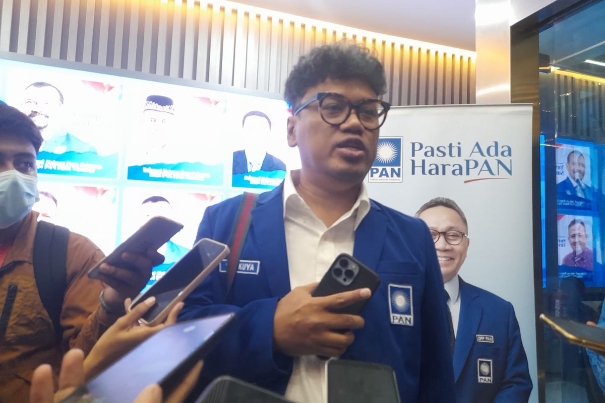 Artis Uya Kuya di Kantor DPP PAN, Jakarta, Selasa (6/12/2022).(KOMPAS.com/NICHOLAS RYAN ADITYA)