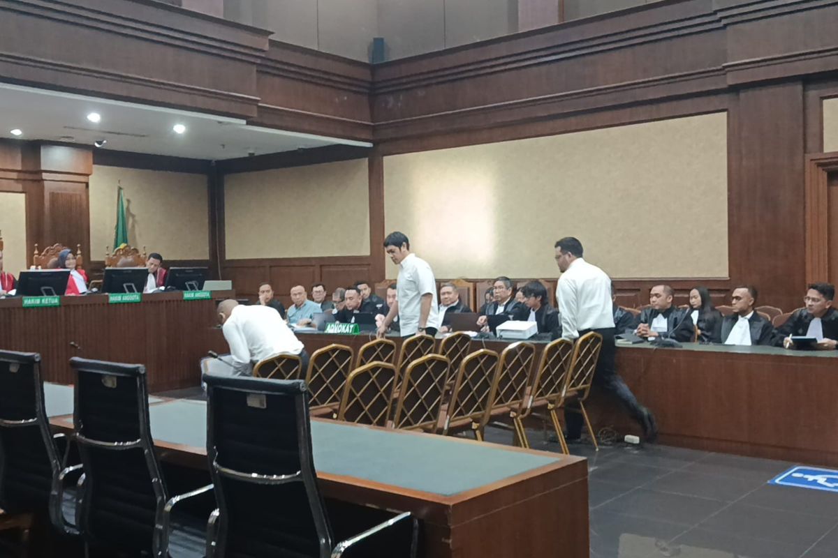 Beneficial Owner PT Orbit Terminal Merak (PT OTM) Muhamad Kerry Adrianto Riza diperiksa sebagai saksi untuk sidang lanjutan kasus dugaan korupsi tata kelola minyak mentah dan produk kilang PT Pertamina Persero untuk terdakwa Direktur Pemasaran dan Niaga PT Pertamina Persero periode April 2012-2014 Hanung Budya Yuktyanta dan Eks VP Supply dan Distribusi PT Pertamina (Persero) Alfian Nasution di Pengadilan Tipikor Jakarta, Selasa (31/3/2026).(Shela Octavia)