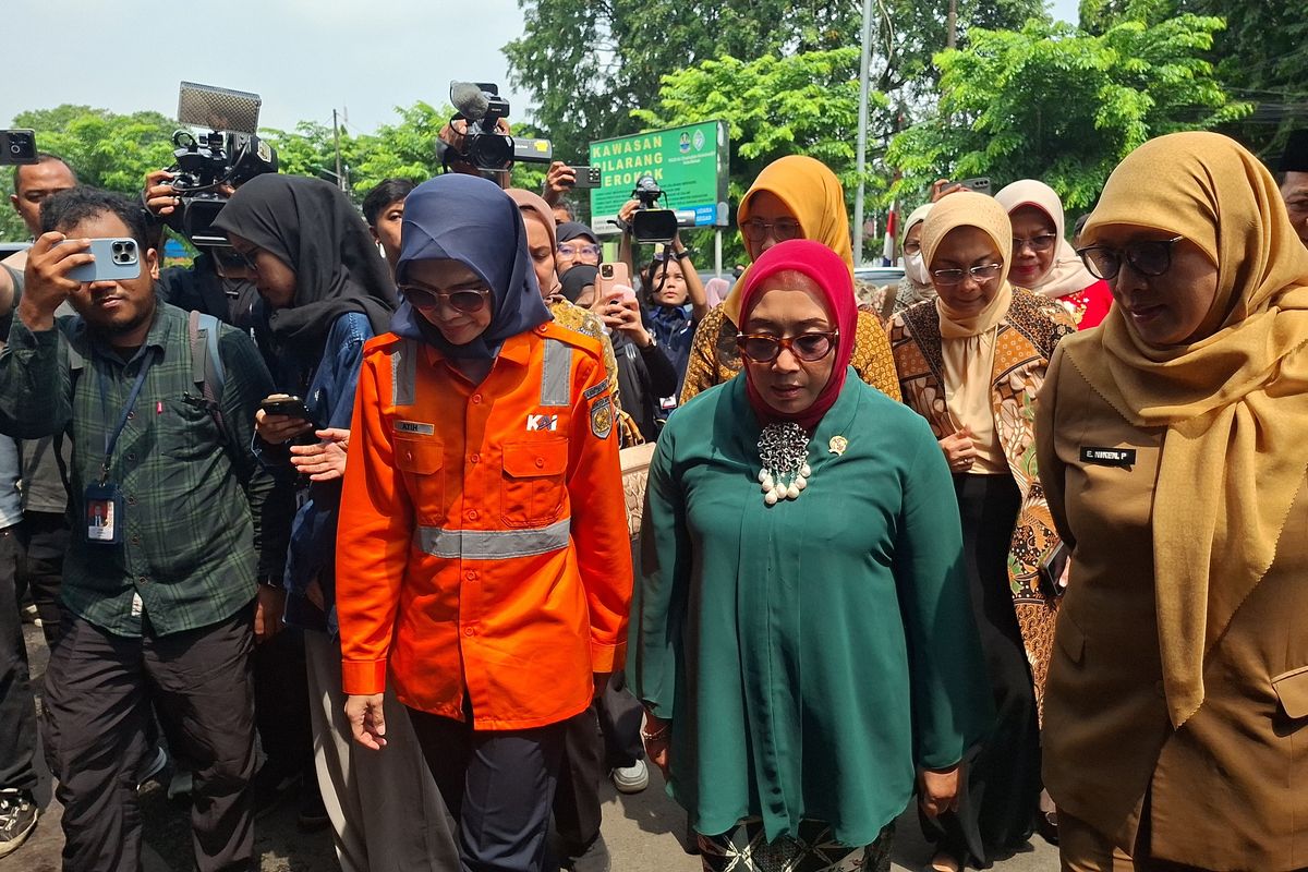 Menteri Pemberdayaan Perempuan dan Perlindungan Anak (PPPA), Arifah Fauzi saat menjenguk korban kecelakaan KA Argo Bromo Anggrek dengan KRL Commuter Line di RSUD Kota Bekasi, Selasa (28/4/2026)(KOMPAS.com/Ridho Danu Prasetyo)