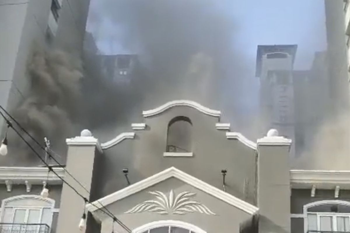 Asap melayang ke atas salah satu gedung di kawasan apartemen Mediterania Tanjung Duren, Jakarta Barat pada Kamis (30/4/2026) pagi.(Dok. Pemadam Kebakaran Jakarta Barat)