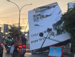 Papan Reklame Roboh di Jalan Transyogi Depan Plaza Cibubur