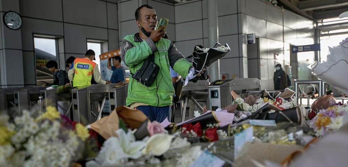 bunga dan doa untuk para korban kecelakaan kereta di bekasi