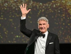 Harrison Ford Nyanyi Lagu Ikonik di Shrinking
