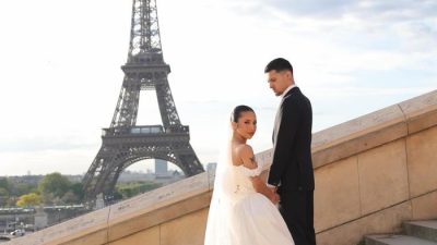 Jennifer Coppen dan Justin Hubner serasi melakukan prewedding menggunakan busana pengantin bertema internasional dengan latar foto Menara Eiffel, Paris, Prancis. Foto: Instagram @jennifercoppenreal20 (Fotografer: @komangparisphotographer)