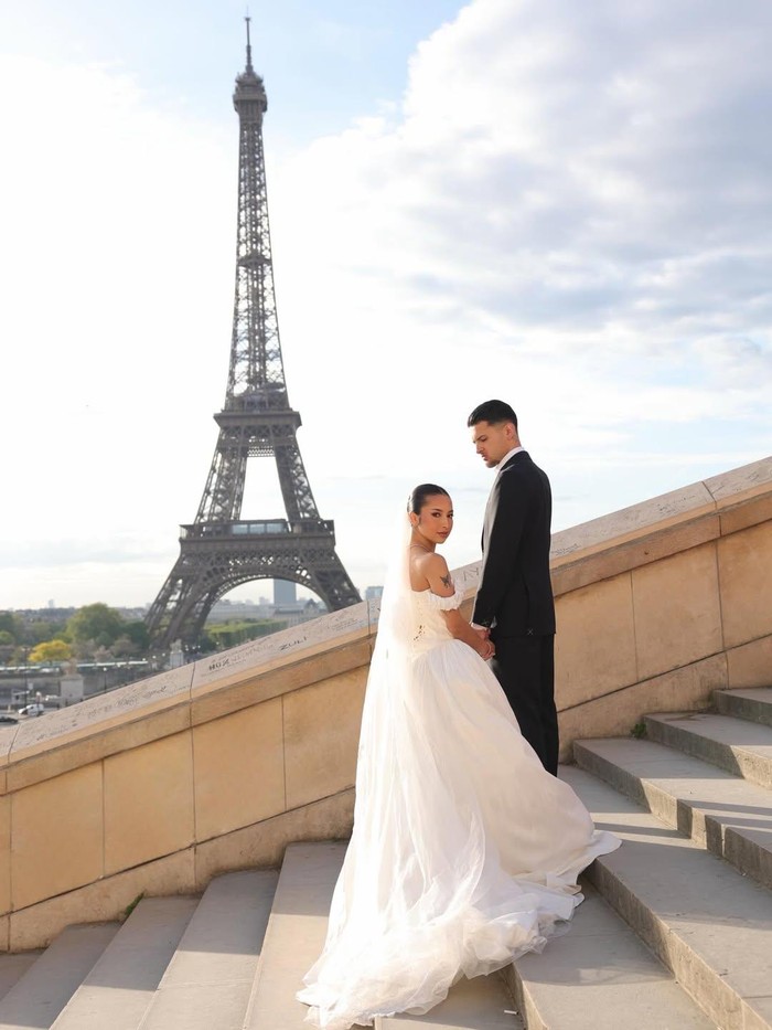 Jennifer Coppen dan Justin Hubner serasi melakukan prewedding menggunakan busana pengantin bertema internasional dengan latar foto Menara Eiffel, Paris, Prancis. Foto: Instagram @jennifercoppenreal20 (Fotografer: @komangparisphotographer)
