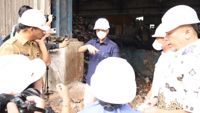 Foto: Pansus Pengelolaan Sampah DPRD DKI Jakarta meninjau TPST Bantargebang (dok. istimewa)