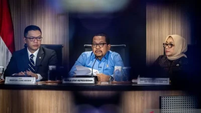 Menteri Luar Negeri Sugiono (kiri) bersama Menteri Pemberdayaan Perempuan dan Perlindungan Anak Arifah Fauzi (kanan) dan Kepala Staf Kepresidenan (KSP) Muhammad Qodari (tengah) memberikan keterangan pers di Gedung Bina Graha, Kompleks Istana Kepresidenan, Jakarta, Rabu (22/4/2026). ANTARA FOTO/Bayu Pratama S./kye