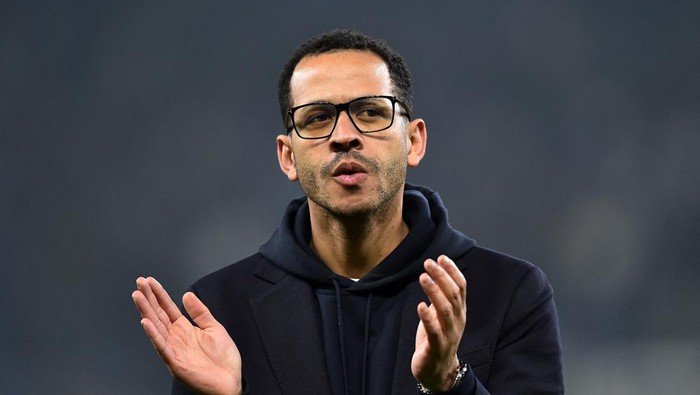 Liam Rosenior resmi dipecat Chelsea. (Foto: REUTERS/Peter Powell)