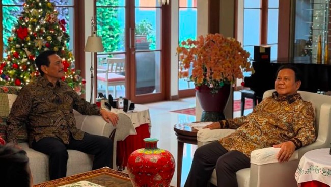 Presiden RI Prabowo Subianto menggelar pertemuan tertutup dengan Ketua Dewan Ekonomi Nasional (DEN) Luhut Binsar Pandjaitan di Istana Merdeka, Jakarta. (ANTARA/HO-Dokumentasi Pribadi Luhut Binsar.)