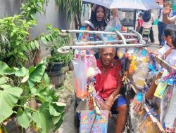 Pak Tarno Tetap Jualan Meski Terbatas