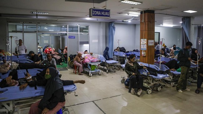 Korban kecelakaan KRL vs KA Argo Bromo yang dirawat di RSUD Kota Bekasi. (ANTARA FOTO/Asprilla Dwi Adha)
